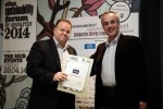 Από αριστερά, ο Διευθυντής Εταιρικών Σχέσεων της WIND Ελλάς, Γιώργος Τσαπρούνης παραλαμβάνει το βραβείο από τον δημοσιογράφο Γιάννη Πολίτη στο πλαίσιο της διοργάνωσης Ethos Sustainability Forum and Awards 2014.