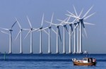 Sommer, sol og vindmøller set fra Amager Strand. Vindmøllerne står på Middelgrunden.