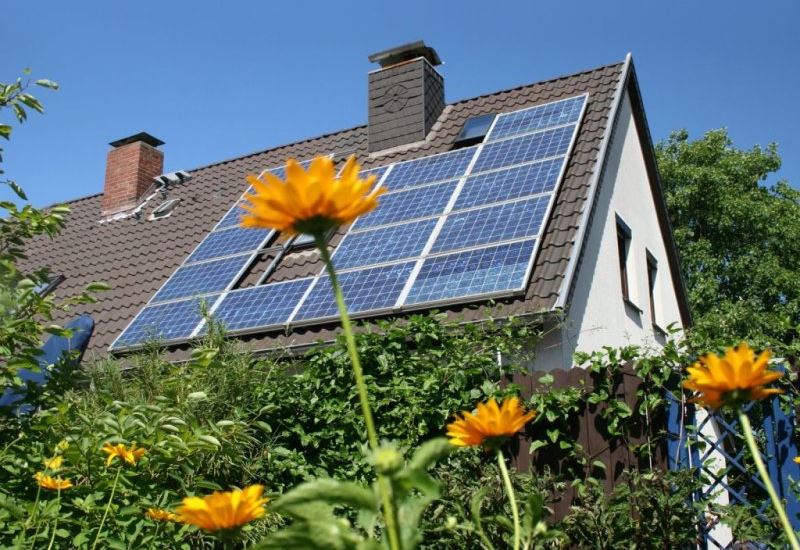 Φωτοβολταϊκά στέγης από την Tesla