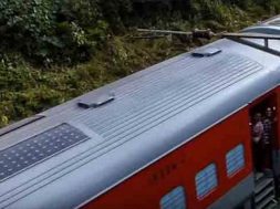 india-traino-treno-me-iliaki-energeia