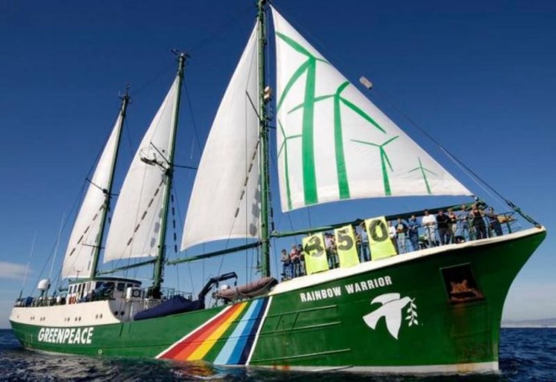 Το πλοίο της Greenpeace “Rainbow Warrior” στα ελληνικά νησιά