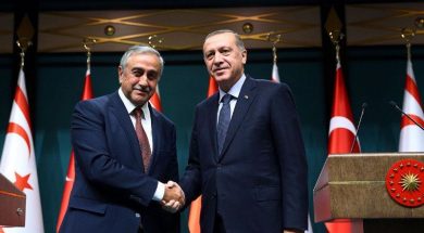 Τουρκίας Ταγίπ Ερντογάν με τον κατοχικό ηγέτη Μουσταφά Ακιντζί.