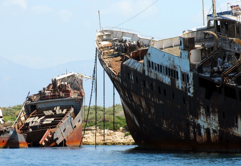 Ελευσίνα: Ένα μεγάλο νεκροταφείο σαπιοκάραβων