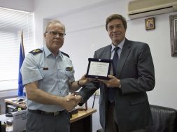 Οι κ.Γιώργος Γκράνας με τον κο. Δημήτρη Γόντικα στην τελετή παράδοσης