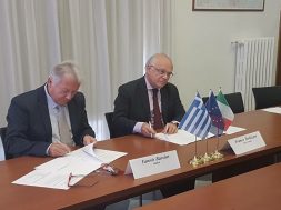 Υπογραφή συμφωνίας