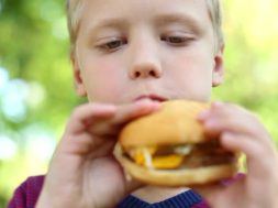 29988119_child-eat-junk-food