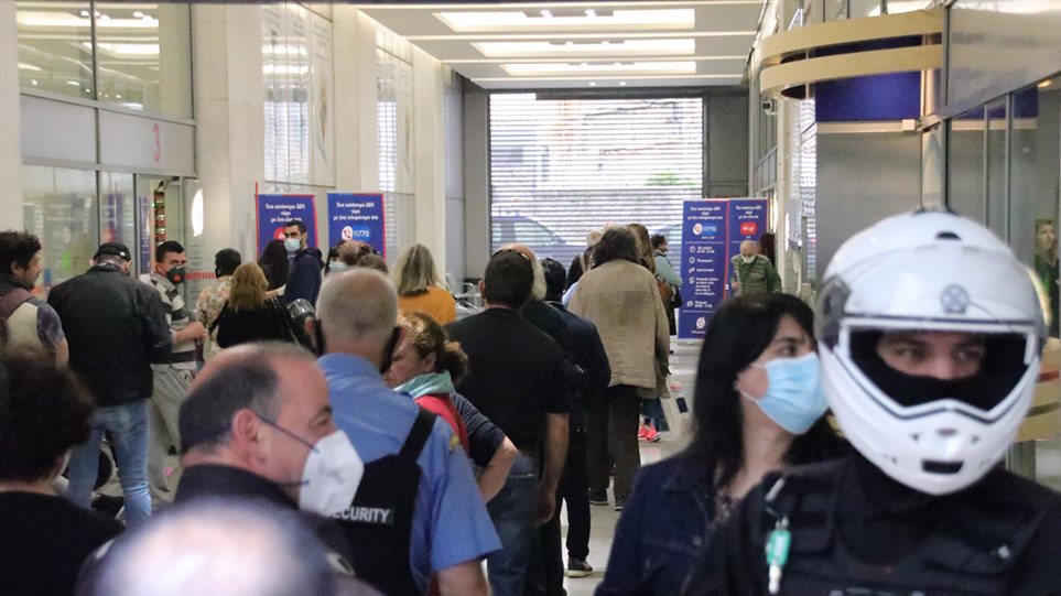 Τεράστιες ουρές στη ΔΕΗ στο κατάστημα της Αριστείδου στην Αθήνα