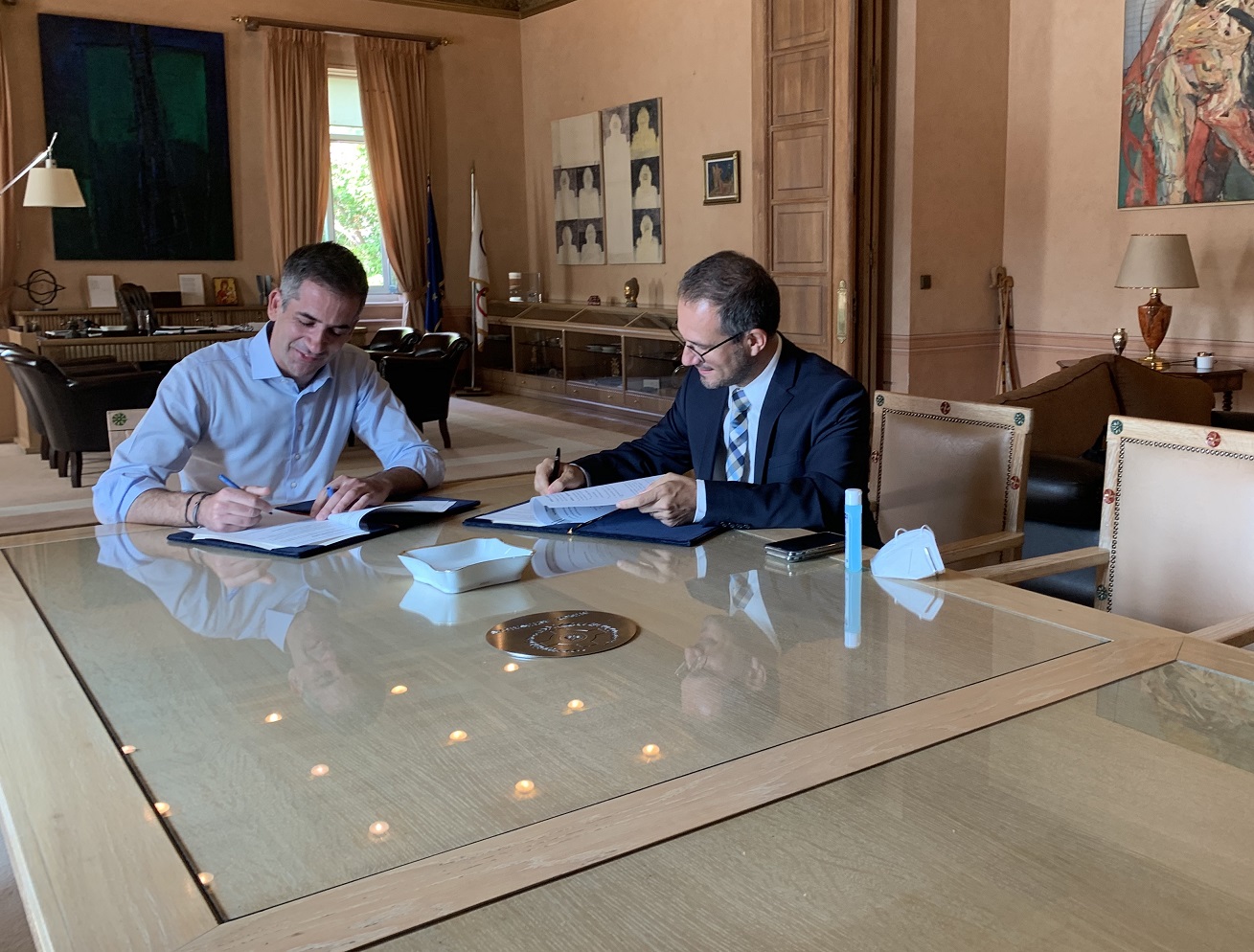 Συνεργασία Δήμου Αθηναίων- ΔΕΔΔΗΕ για Φ/Β σε σχολικές μονάδες και δίκτυο σταθμών φόρτισης ηλεκτρικών οχημάτων