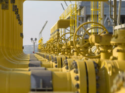 Σωληνώσεις και βαλβίδες απομόνωσης στους πύργους ψύξης του σταθμού συμπίεσης στους Κήπους Έβρου, Οκτώβριος 2019