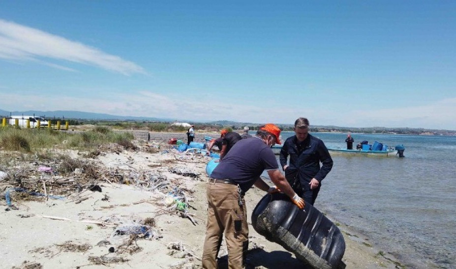 Θεσσαλονίκη: 400 πλαστικά βαρέλια και 15 τόνοι πλαστικά δίκτυα απομακρύνθηκαν από το βυθό
