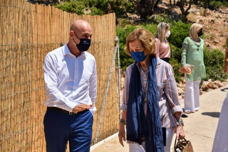 Ο Γιώργος Αμυράς με τη Βασίλισσα Σοφία στους Λειψούς