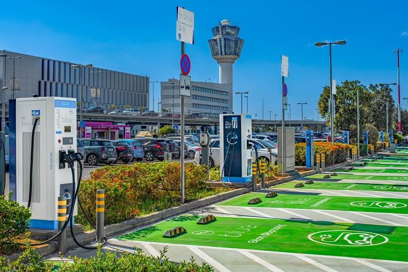Η ΔΕΗ Blue εγκαθιστά στον Διεθνή Αερολιμένα Αθηνών  το μεγαλύτερο hub σημείων φόρτισης στην Ελλάδα