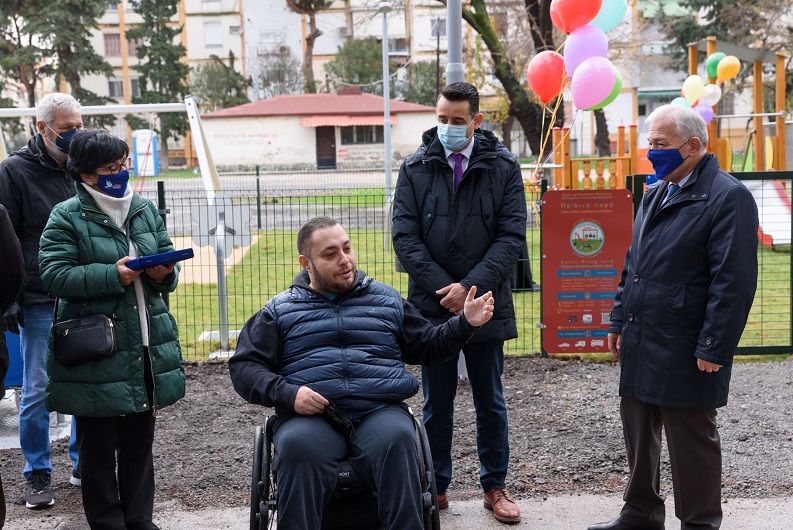 Όμιλος ΕΛΠΕ: Kατασκεύασε τρεις προσβάσιμες Παιδικές Χαρές με στοιχεία ΑΠΕ για παιδιά με ειδικές ανάγκες