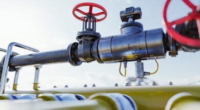 gas-tap-with-pipeline-system-at-natural-gas-statio-QKJS6NP-768×576