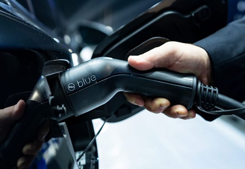 ΔΕΗ blue «Energy nights»: 20% έκπτωση για νυχτερινή φόρτιση σε επιλεγμένα σούπερ μάρκετ