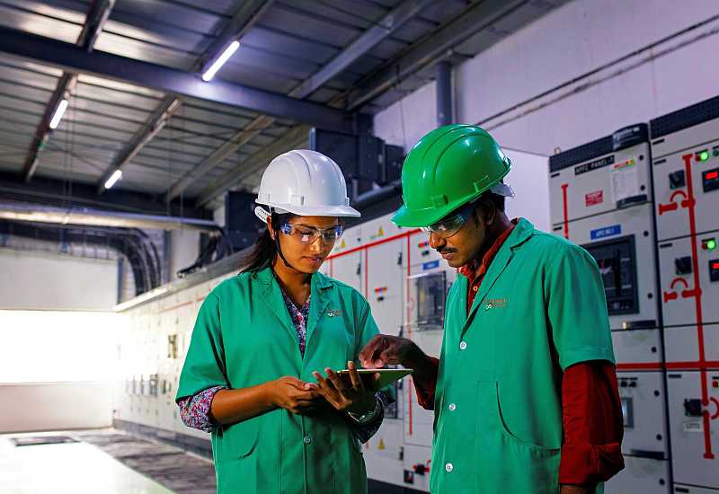 Schneider Electric: Η ψηφιοποίηση δημιουργεί νέες θέσεις εργασίας στον τομέα της τεχνολογίας στις βιομηχανίες