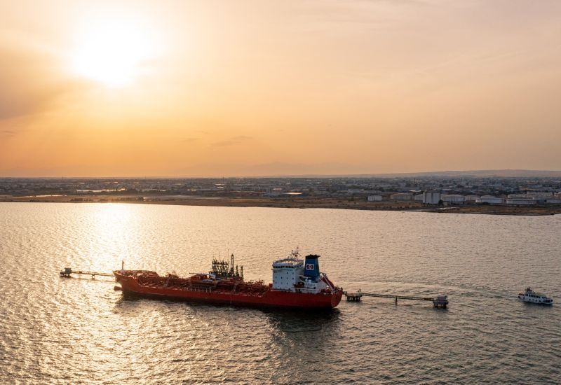 Καύσιμα SAF σε όλα τα ελληνικά αεροδρόμια από HELLENiQ ENERGY και Neste