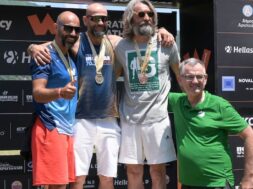 ο Εκτελεστικός Αντιπρόεδρος Ανάπτυξης Ελλάδος της Eldorado Gold Louw Smith απονέμει μετάλλια στους νικητές