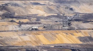 wide-angle-shot-machine-landscape-made-sand-stones-800-px