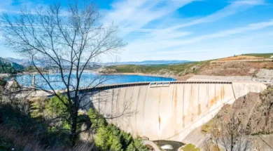 beautiful-scenery-el-atazar-reservoir-madrid-spain-blue-sky-800-px