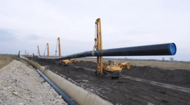 heavy-duty-construction-machines-carrying-placing-gas-pipe-into-ground-800-px