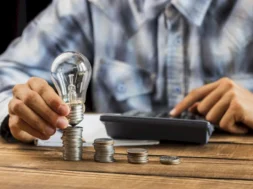 man-cunting-stack-coins (3)-800-px