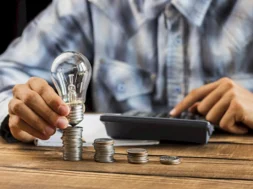 man-cunting-stack-coins-800-px